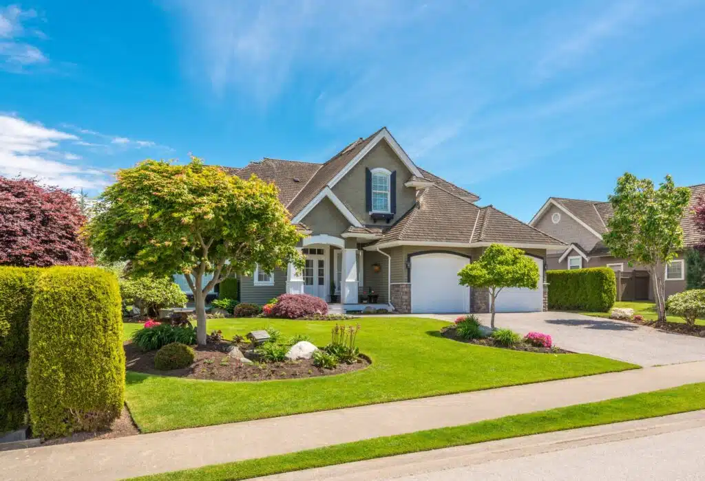 Fragment,of,luxury,house,with,nice,summer,landscape,in,vancouver,