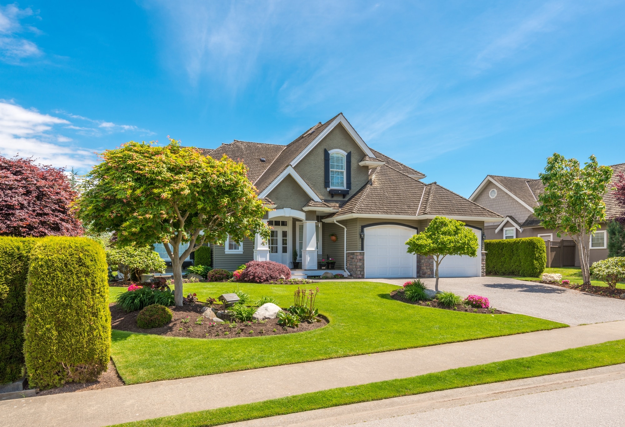 Fragment,of,luxury,house,with,nice,summer,landscape,in,vancouver,