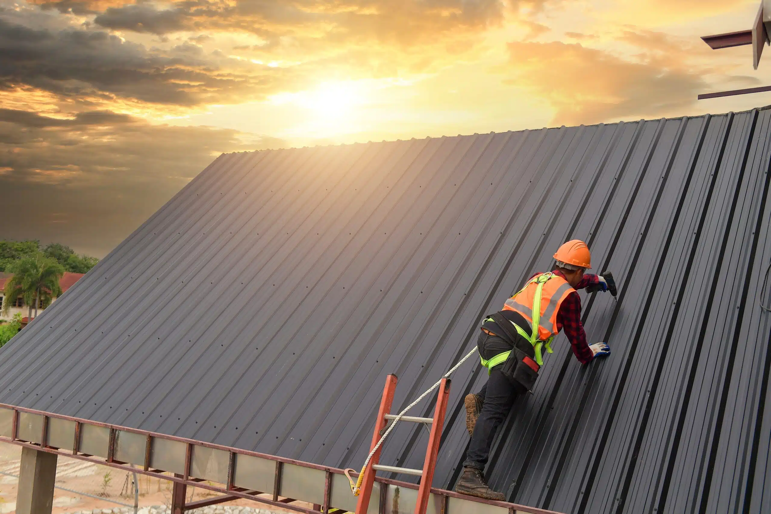 Construction,worker,wearing,safety,harness,belt,during,working,on,roof