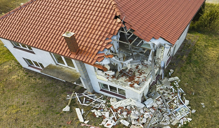 A Guide to Dealing with Wind Damage Roof Insurance Claims|